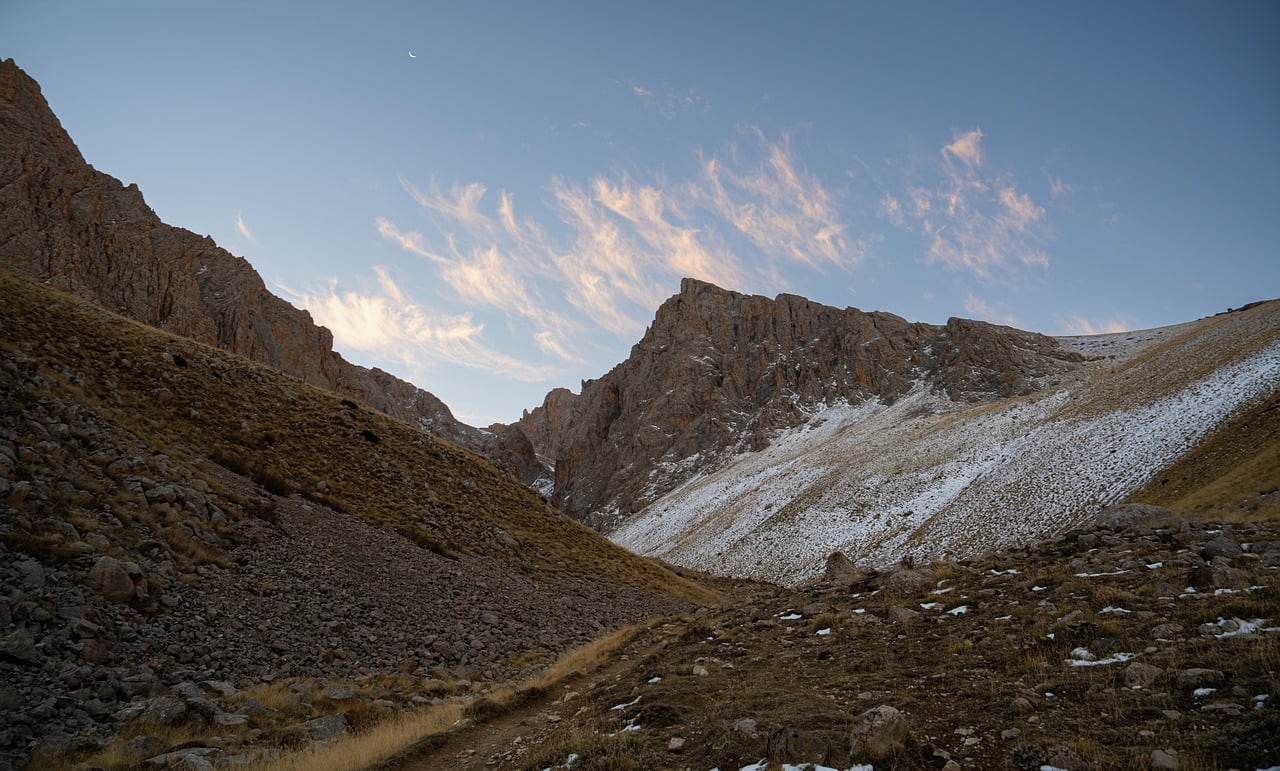 découvrez les dangers cachés lors de vos randonnées en pleine nature. apprenez à vous préparer pour affronter les terrains difficiles, les conditions météorologiques imprévisibles et les animaux sauvages, afin de profiter pleinement de vos aventures tout en restant en sécurité.