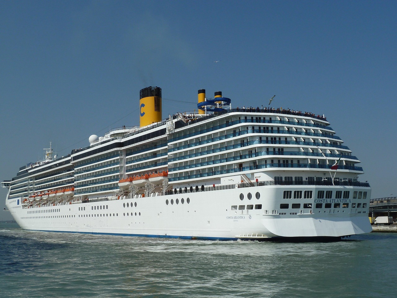 découvrez les merveilles de la méditerranée avec une croisière inoubliable alliant détente, culture et paysages époustouflants.