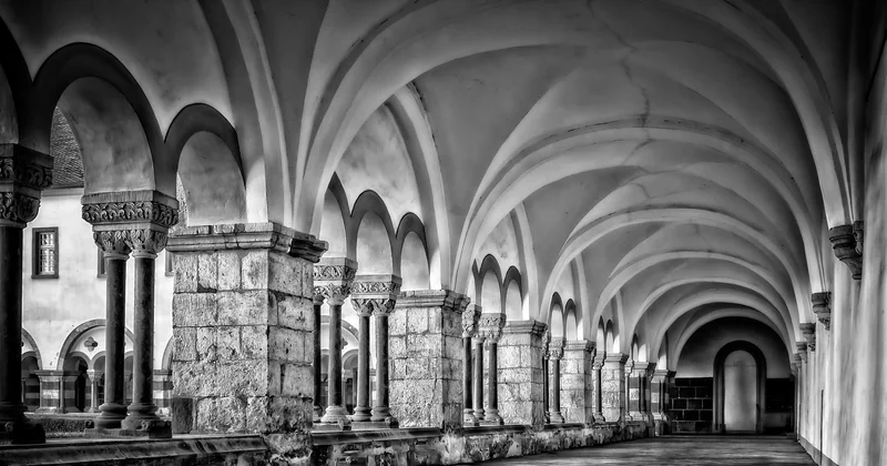 Pourquoi une abbaye romane accroche-t-elle de l'art abstrait ?